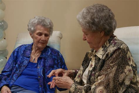 old lady lesbians|New Netflix Doc Shows Lesbian Couples 60+ Year Hidden。